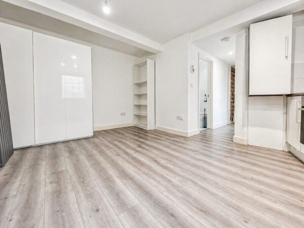 Studio Flat, Nutfield Lane, High Wycombe, HP11