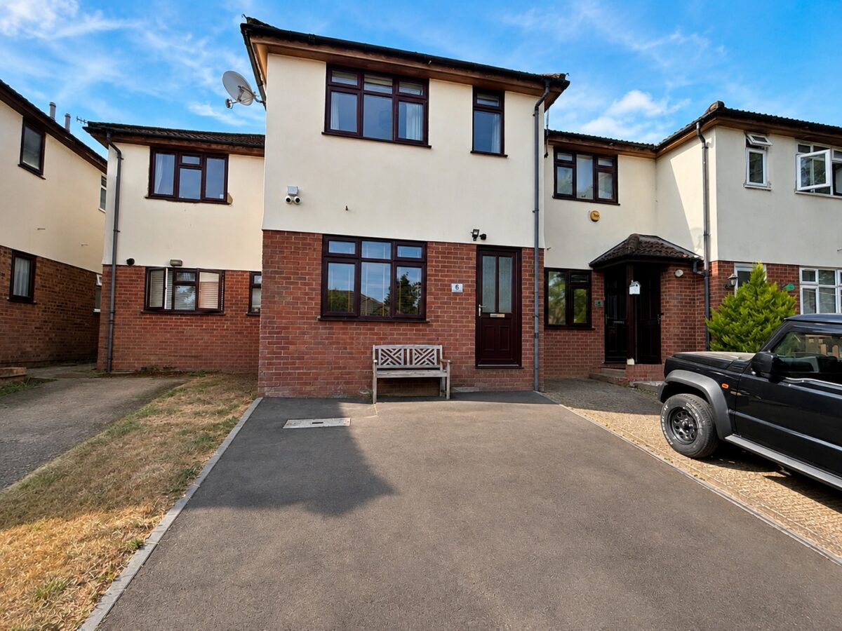 2 Bed Terraced, Eaton Avenue, High Wycombe, Buckinghamshire, HP12 3AU