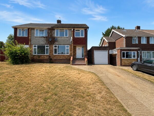 3/4 Bed Semi-Detached, Deeds Grove, High Wycombe, Buckinghamshire, HP12 3PD