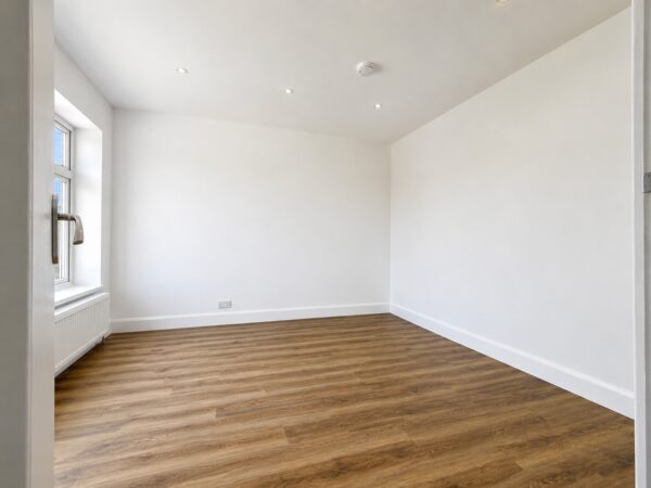 3/4 Bed Semi-Detached, Deeds Grove, High Wycombe, Buckinghamshire, HP12 3PD