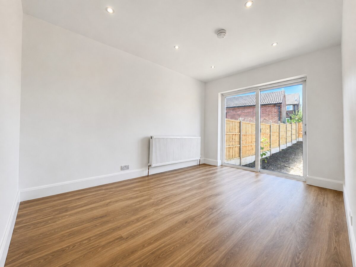 3/4 Bed Semi-Detached, Deeds Grove, High Wycombe, Buckinghamshire, HP12 3PD