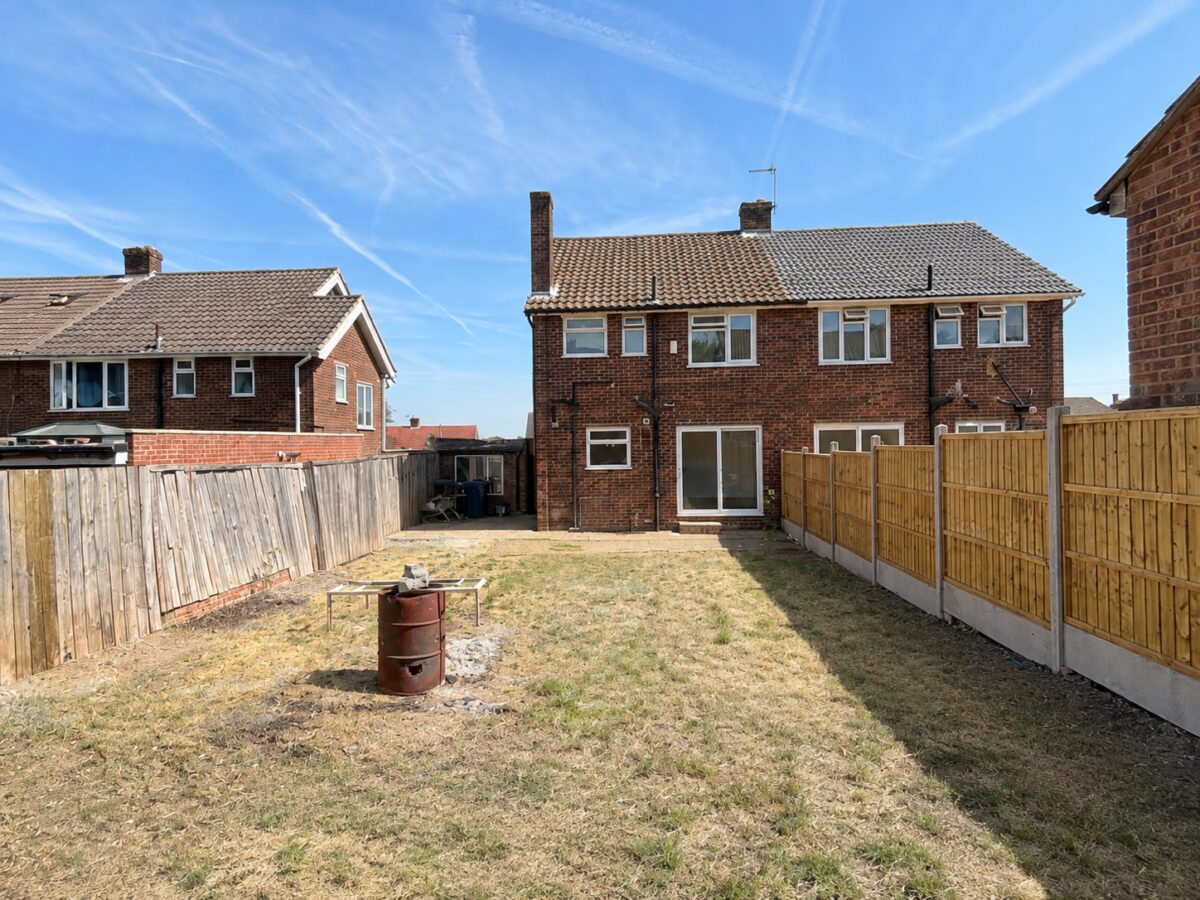 3/4 Bed Semi-Detached, Deeds Grove, High Wycombe, Buckinghamshire, HP12 3PD