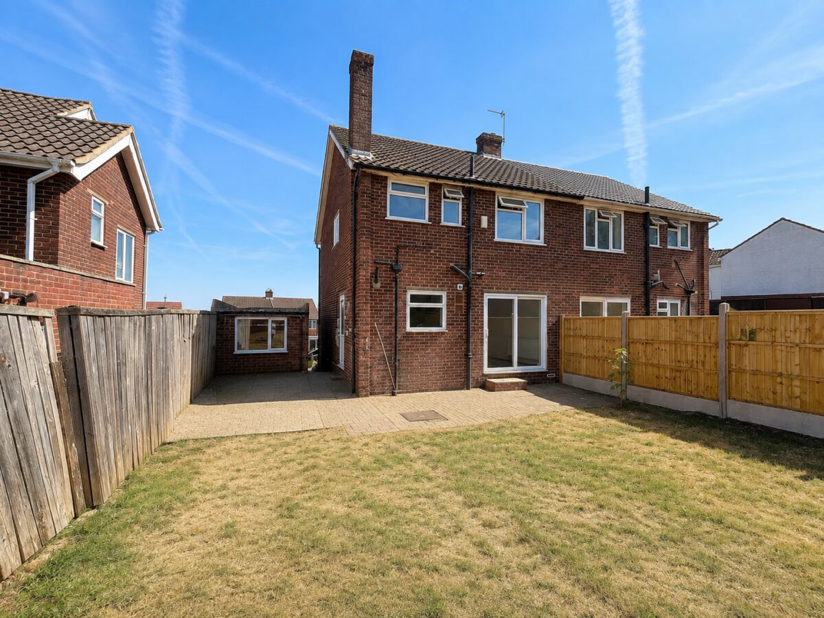 3/4 Bed Semi-Detached, Deeds Grove, High Wycombe, Buckinghamshire, HP12 3PD