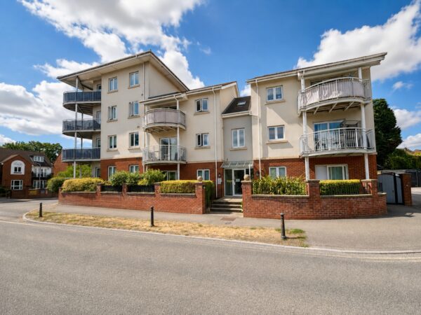 2 Bed Apartment, Cedar Avenue, Hazelmere, Buckinghamshire, HP15 7DL