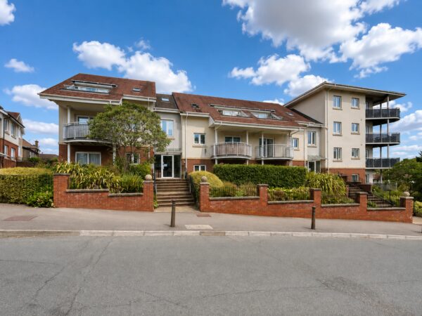 2 Bed Apartment, Cedar Avenue, Hazelmere, Buckinghamshire, HP15 7DL