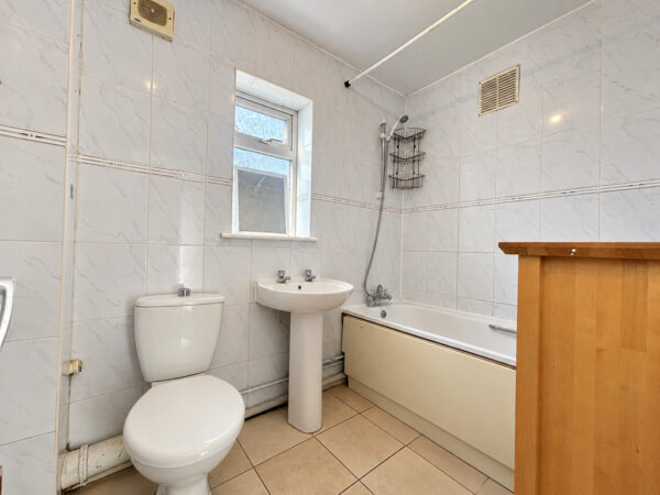 4 Bed Semi-Detached, Grenfell Avenue, High Wycombe, Buckinghamshire, HP12 3JT