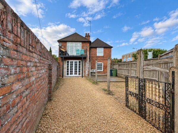 2 Bed Apartment, Abbey Barn Road, High Wycombe, Buckinghamshire, HP11 1RR