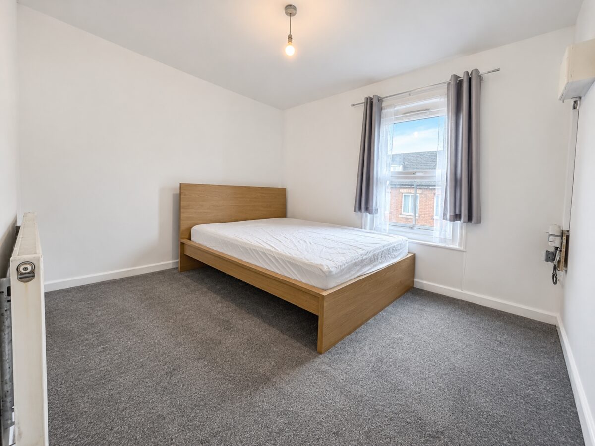 2 Bed Flat, Green St, High Wycombe, Buckinghamshire, HP11 2RE