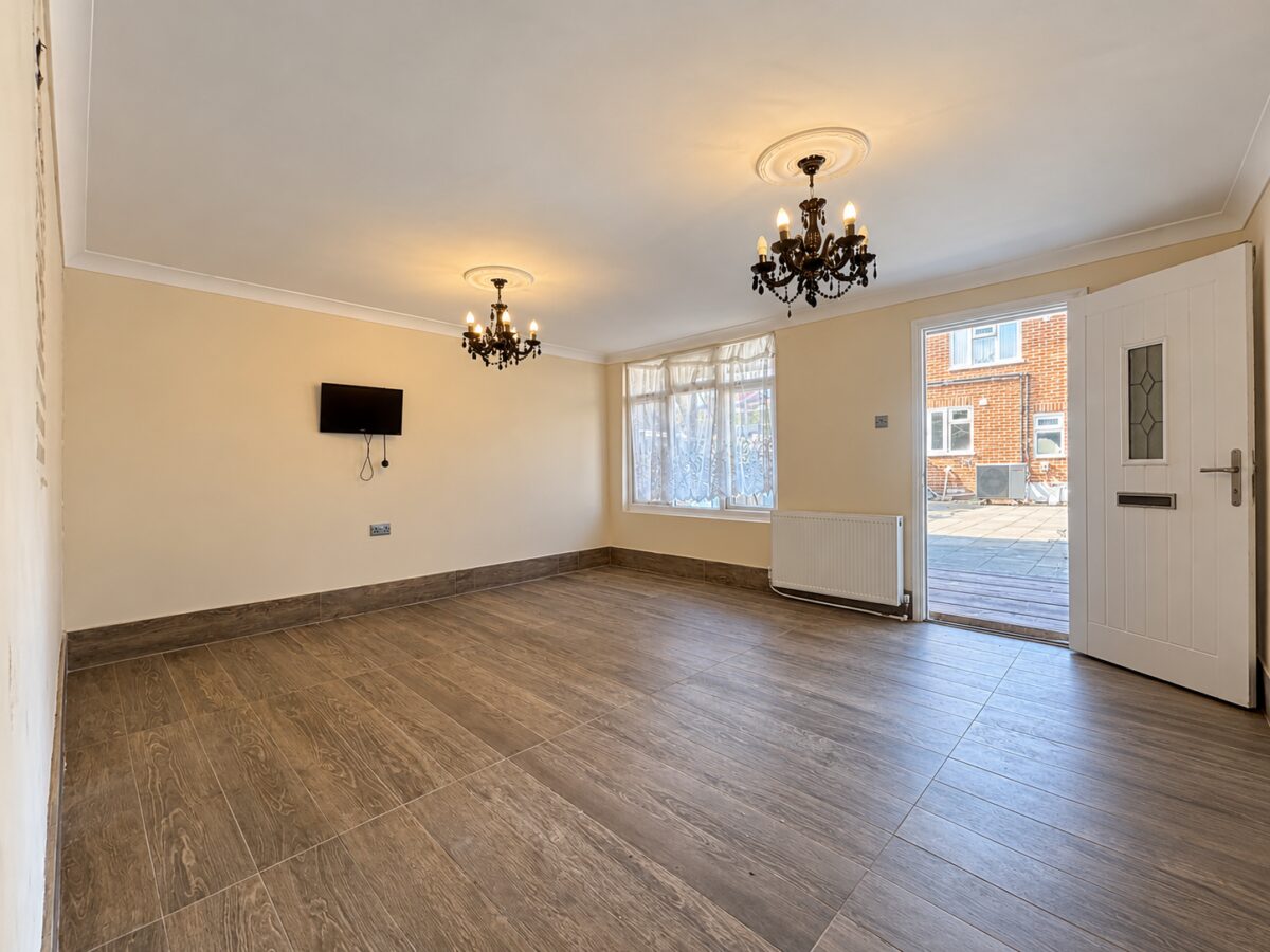 2 Bed Semi-Detached, Spearing Rd, High Wycombe, Buckinghamshire, HP12 3JX
