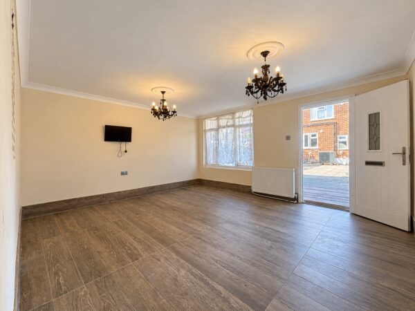 2 Bed Semi-Detached, Spearing Rd, High Wycombe, Buckinghamshire, HP12 3JX