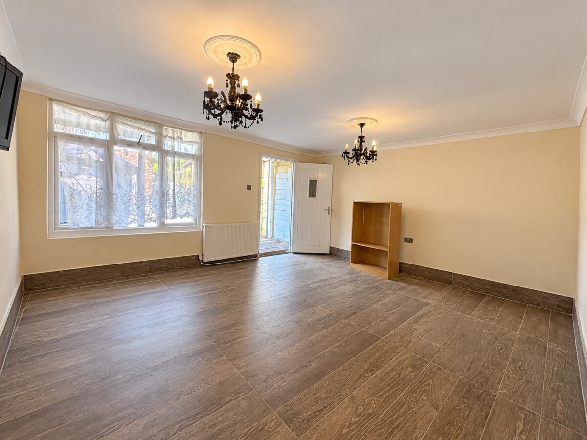2 Bed Semi-Detached, Spearing Rd, High Wycombe, Buckinghamshire, HP12 3JX