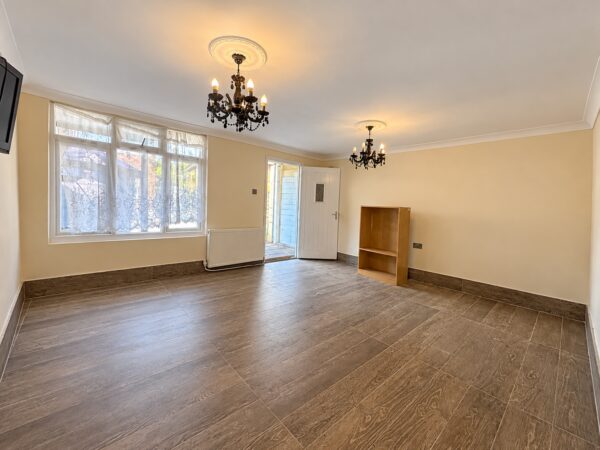 2 Bed Semi-Detached, Spearing Rd, High Wycombe, Buckinghamshire, HP12 3JX
