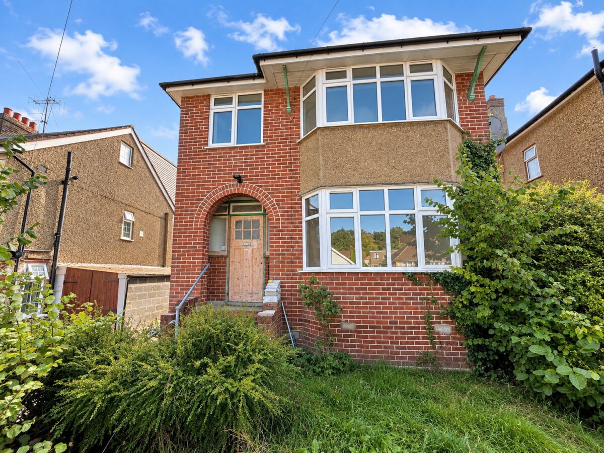 3 Bed Semi-Detached, Chairborough Rd, High Wycombe, Buckinghamshire, HP12 3HH
