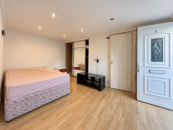 4 Bed Semi-Detached, Walton Drive. High Wycombe, Buckinghamshire, HP13 6TS