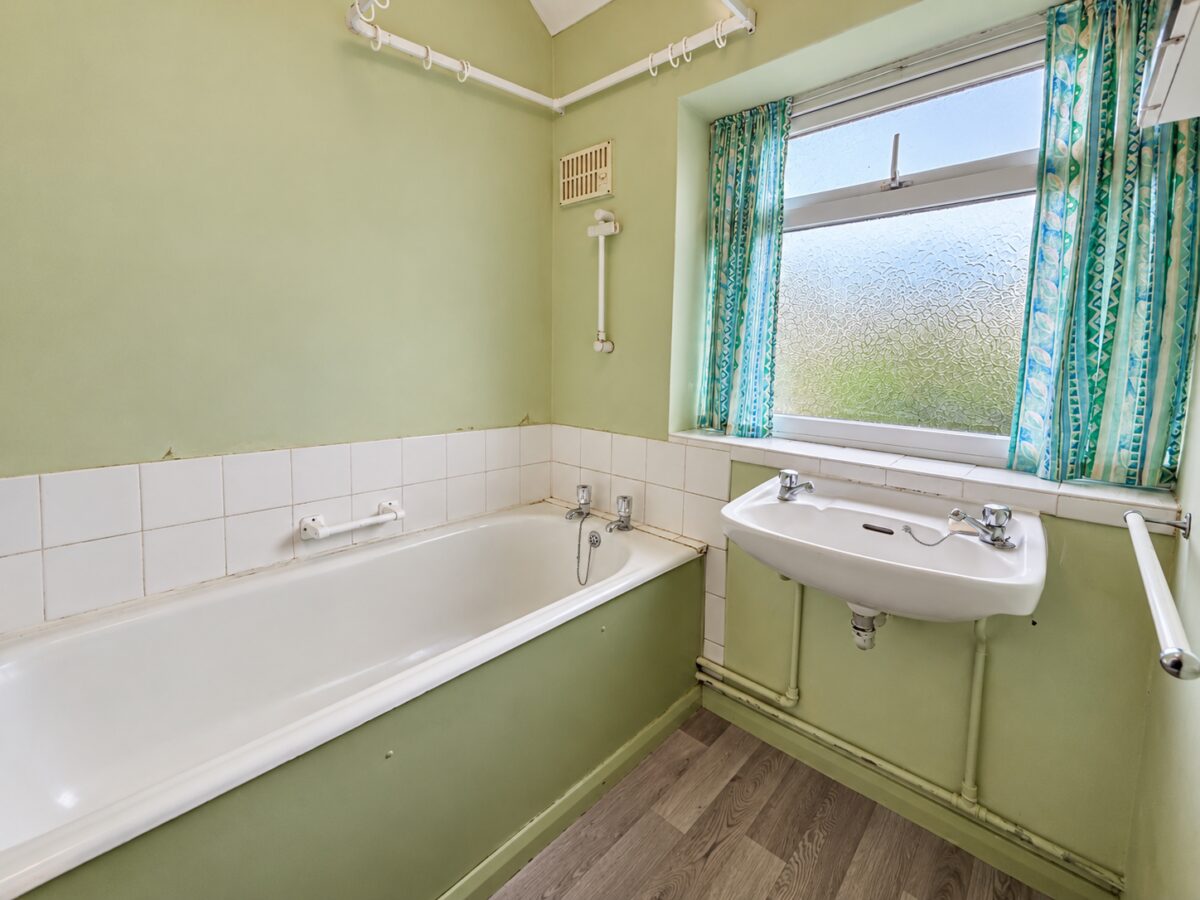 3 Bed Semi-Detached, Gibson Rd, High Wycombe, Buckinghamshire, HP12 4QW