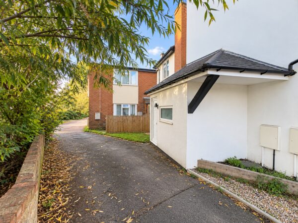 2 Bed Flat, Desborough Park Rd, High Wycombe, Buckinghamshire, HP12 3BQ