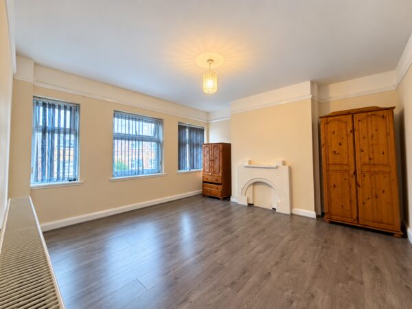 2 Bed Flat, Totteridge Rd, High Wycombe, Buckinghamshire, HP13 6DA