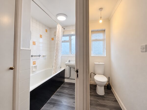 3 Bed Semi-Detached, Deeds Grove, High Wycombe, HP12 3PB