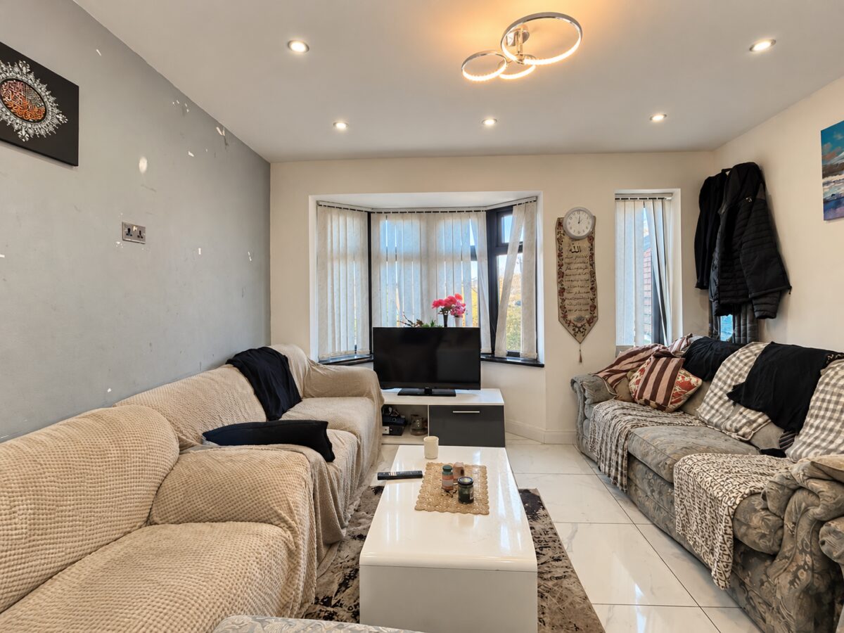 3 Bed Semi-Detached, Burnham Close, High Wycombe, HP12 3UX