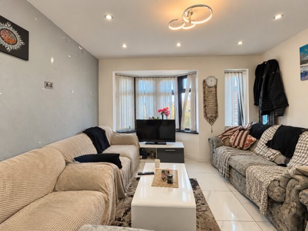 3 Bed Semi-Detached, Burnham Close, High Wycombe, HP12 3UX