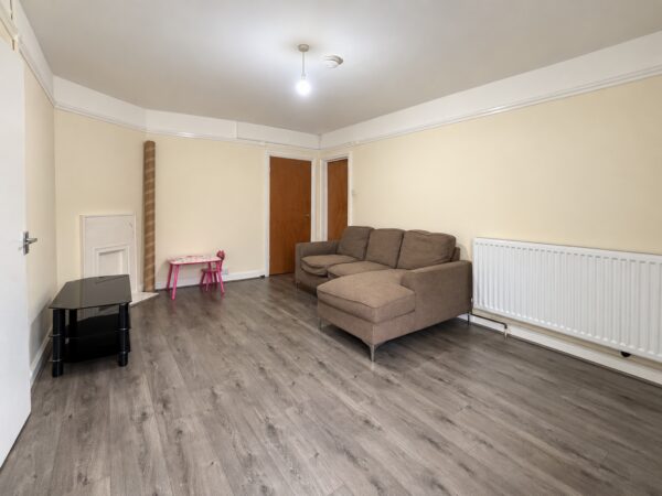 2 Bed Flat, Totteridge Rd, High Wycombe, Buckinghamshire, HP13 6DA