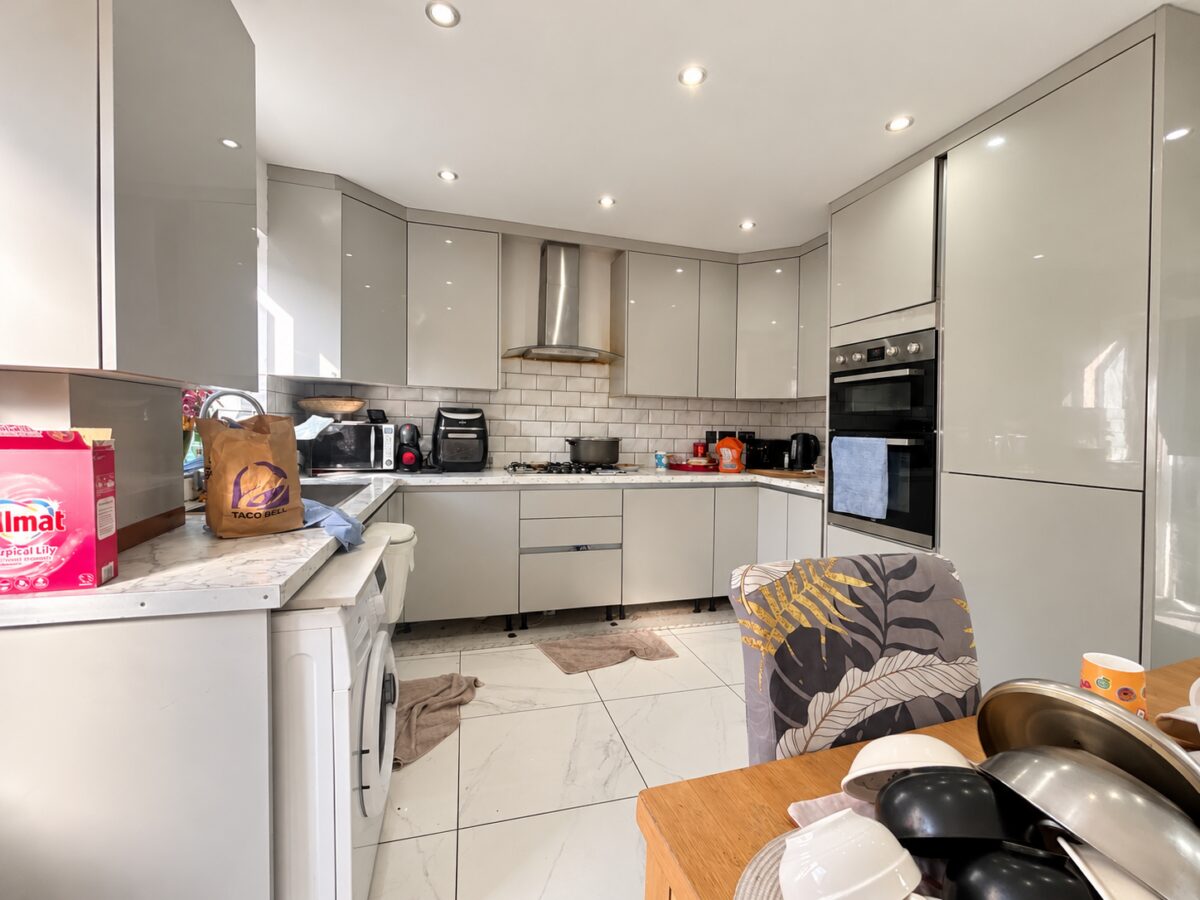 3 Bed Semi-Detached, Burnham Close, High Wycombe, HP12 3UX