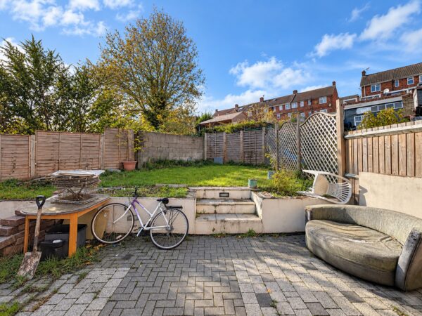 3 Bed Semi-Detached, Burnham Close, High Wycombe, HP12 3UX