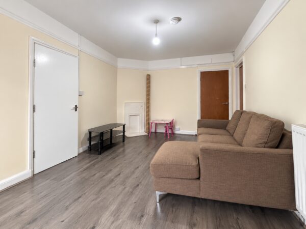 2 Bed Flat, Totteridge Rd, High Wycombe, Buckinghamshire, HP13 6DA