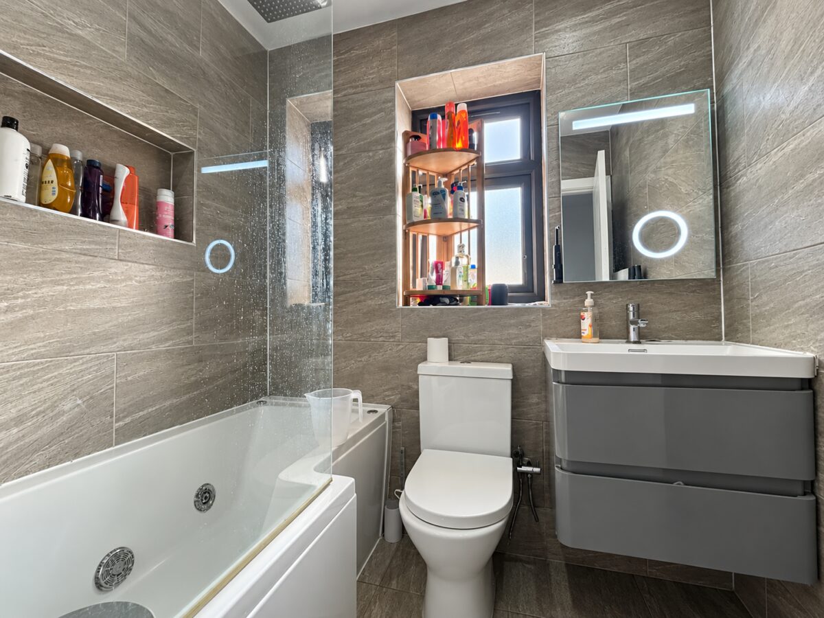 3 Bed Semi-Detached, Burnham Close, High Wycombe, HP12 3UX