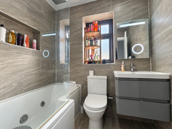 3 Bed Semi-Detached, Burnham Close, High Wycombe, HP12 3UX