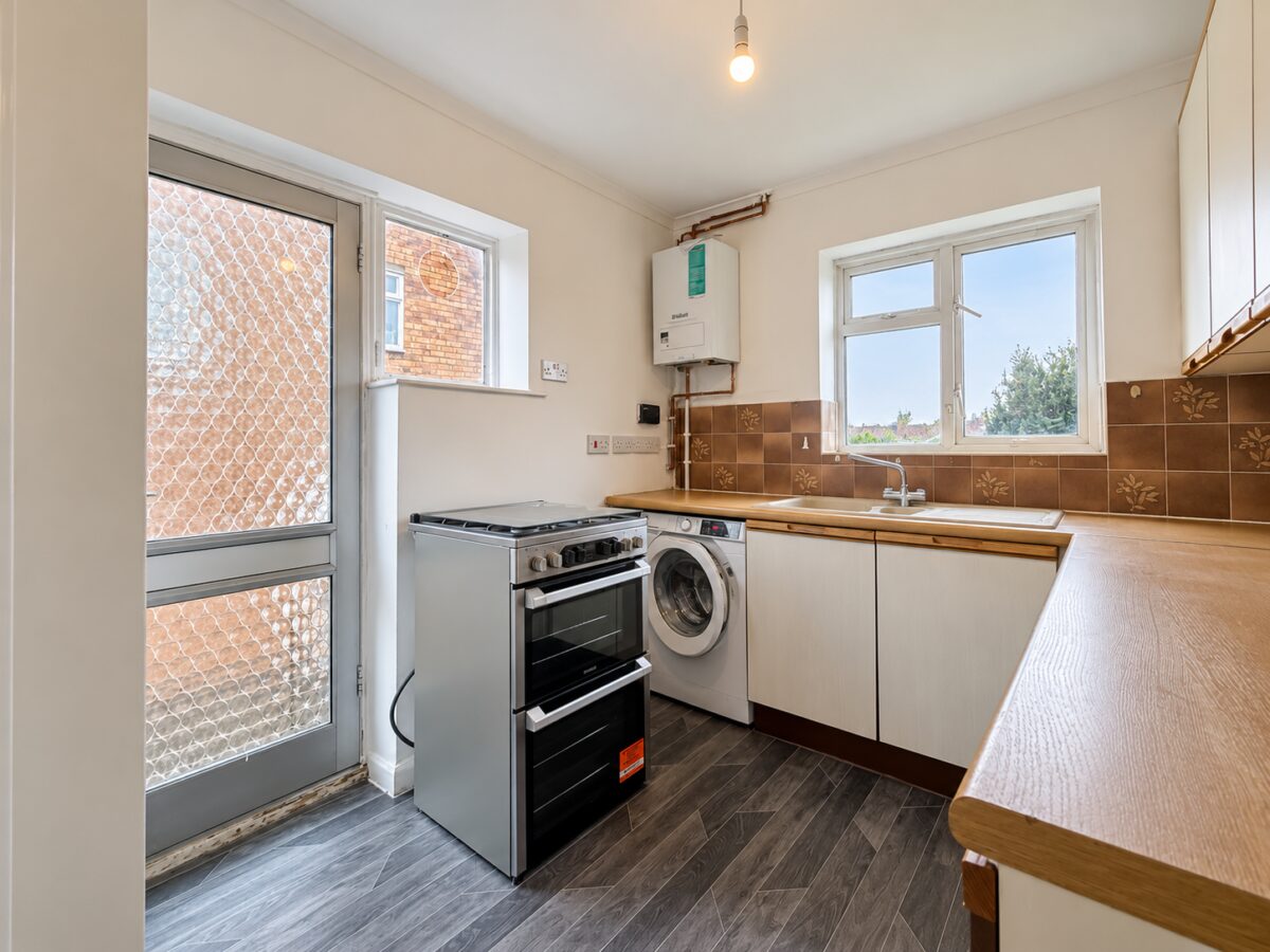 3 Bed Semi-Detached, Deeds Grove, High Wycombe, HP12 3PB