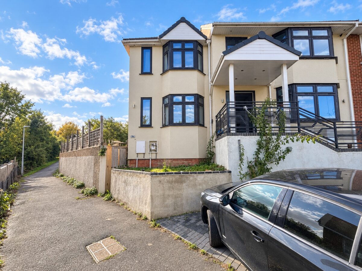 3 Bed Semi-Detached, Burnham Close, High Wycombe, HP12 3UX