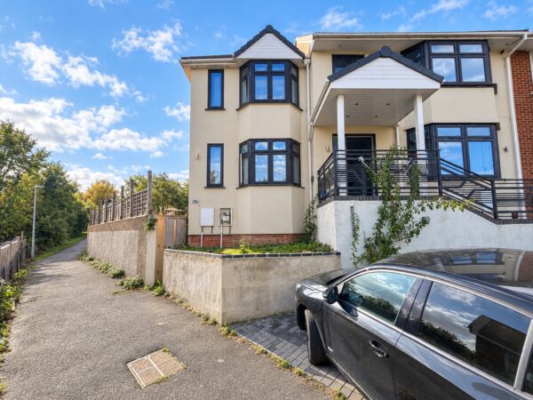 3 Bed Semi-Detached, Burnham Close, High Wycombe, HP12 3UX